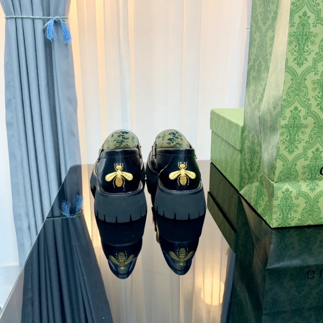 👟👟Ex-factory price 480👟👟 Women's shoes, women's gucci loafers, original development, 1:1 replica, welcome to compare with the original version. (Original coding process) Size: 35-40 (34/41 customized) Fabric: Cowhide open edge beads Inner: Original printed water-dyed sheep lining (never fade) Outsole: Original combination outsole, genuine leather edge strips Packaging: Full counter packaging (+ handbag)